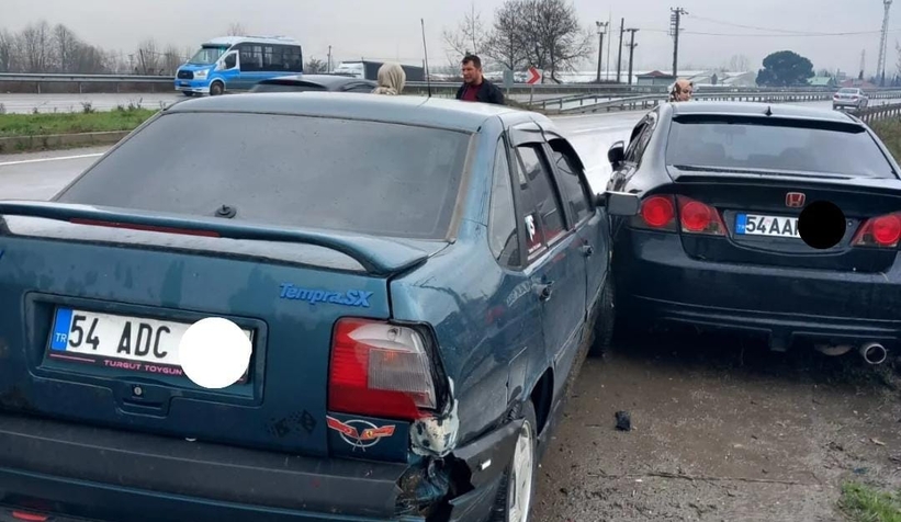 Kaza yapana yardım için duran araca otomobil çarptı