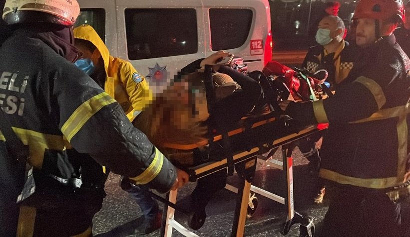 Kaza yaptı, otomobilde sıkışan kız arkadaşını bırakıp kaçtı