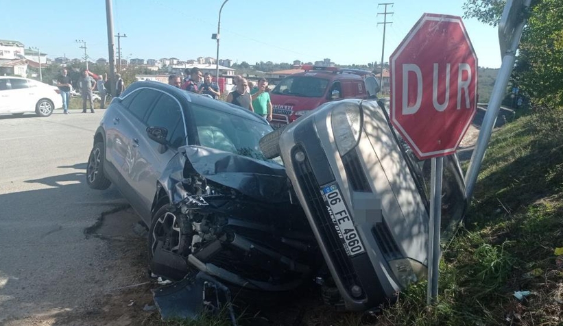 Kazada araçlar birbirinin üstüne çıktı