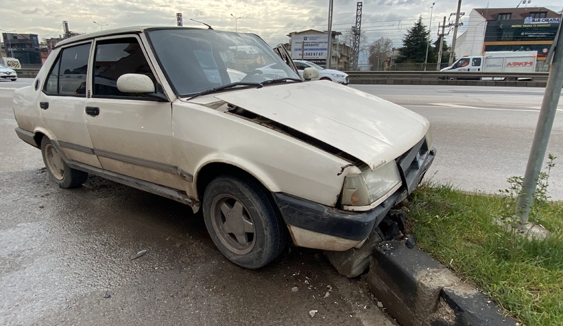 Kazada başını ön cama çarpan sürücü yaralandı