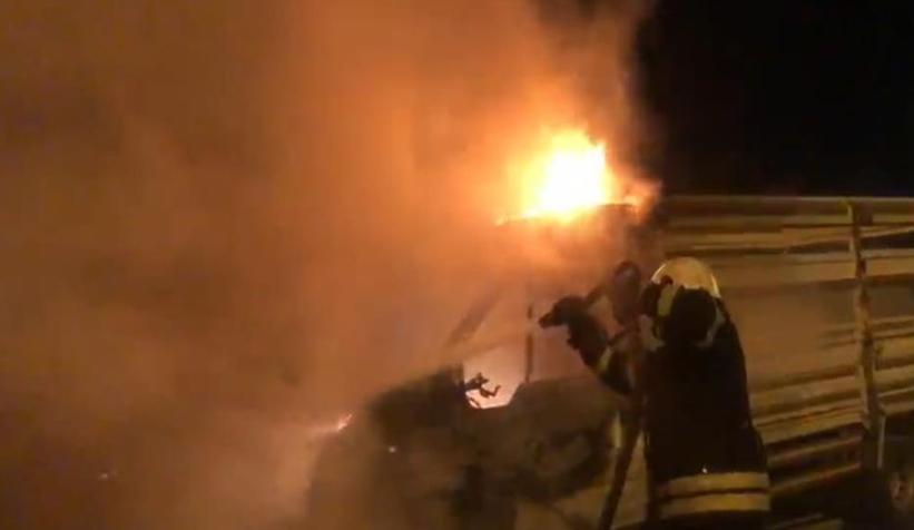 Kazada kamyonet alev alev yandı