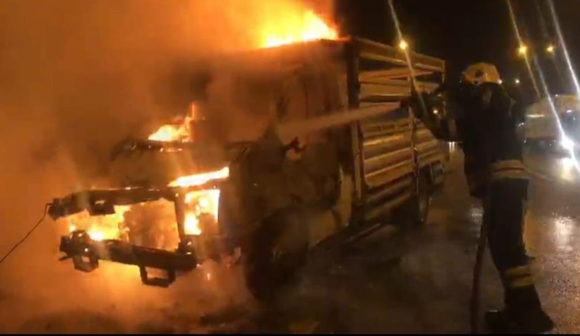 Kazada kamyonet alev alev yandı