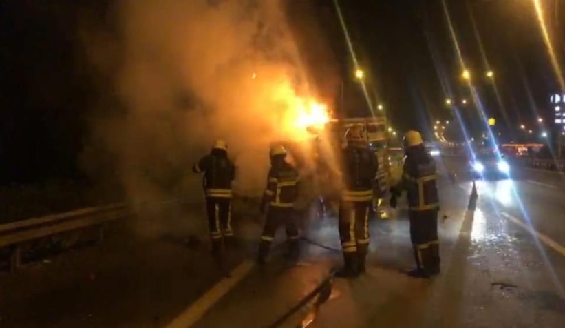 Kazada kamyonet alev alev yandı