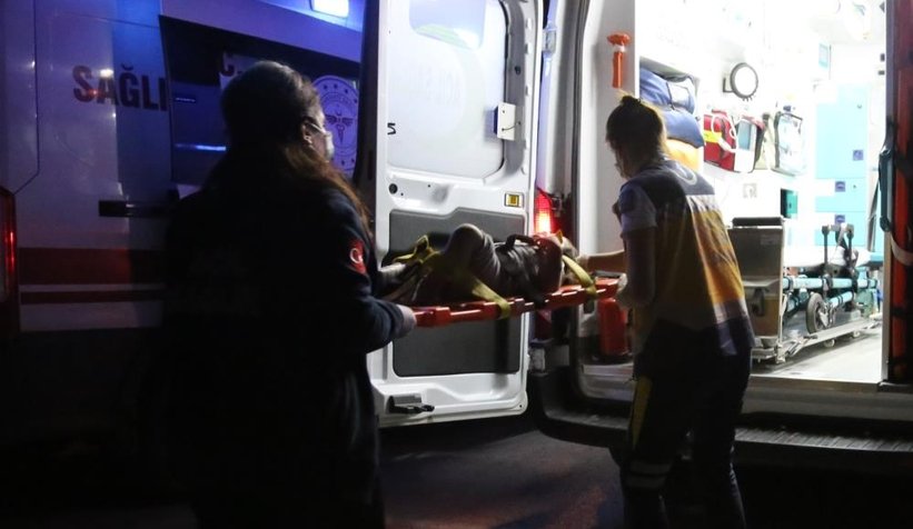 Kazada küçük çocuk camdan yola fırladı: 1’i ağır 3 yaralı