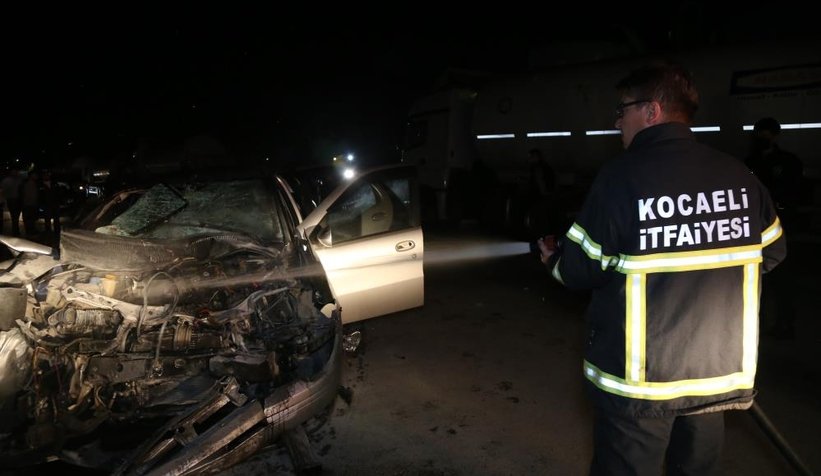 Kazada küçük çocuk camdan yola fırladı: 1’i ağır 3 yaralı