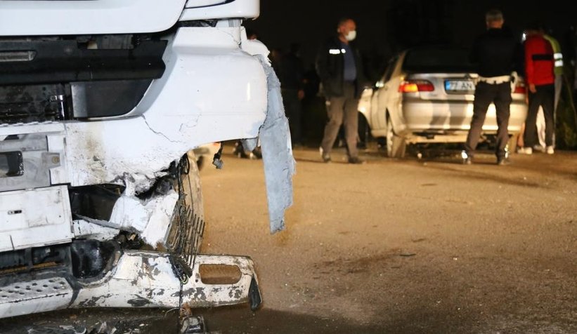 Kazada küçük çocuk camdan yola fırladı: 1’i ağır 3 yaralı