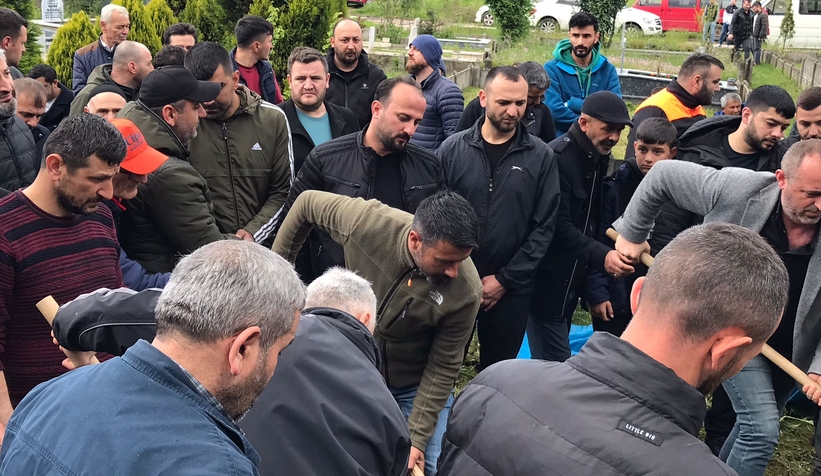 Kazada ölen 2 kişi toprağa verildi