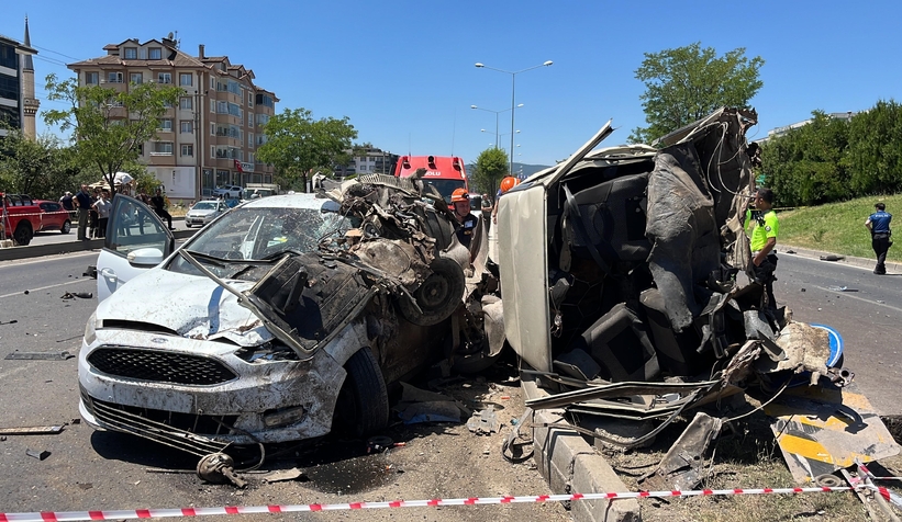 Kazada Tofaş ortadan ikiye bölündü: 2 ölü, 3 yaralı