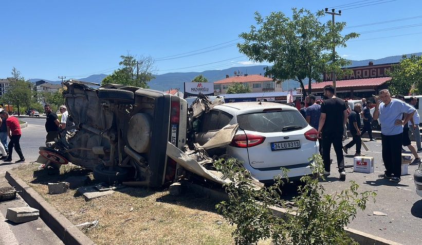 Kazada Tofaş ortadan ikiye bölündü: 2 ölü, 3 yaralı