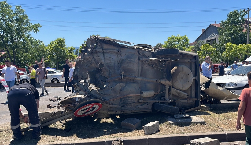 Kazada Tofaş ortadan ikiye bölündü: 2 ölü, 3 yaralı