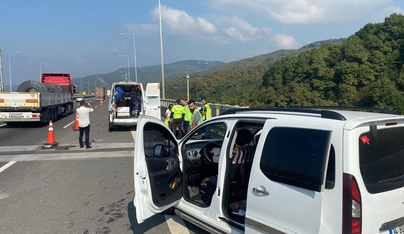 Kazada yaralanan küçük kızı jandarma teskin etti