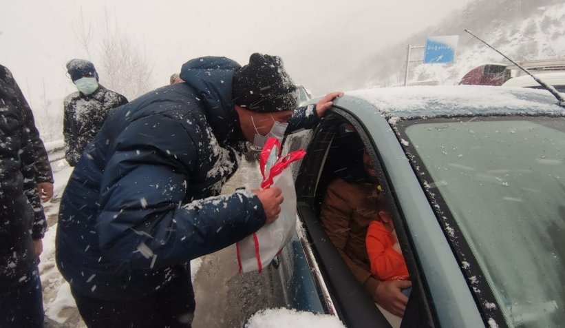 Kazada yol kapandı, Vali kumanya ve battaniye dağıttı