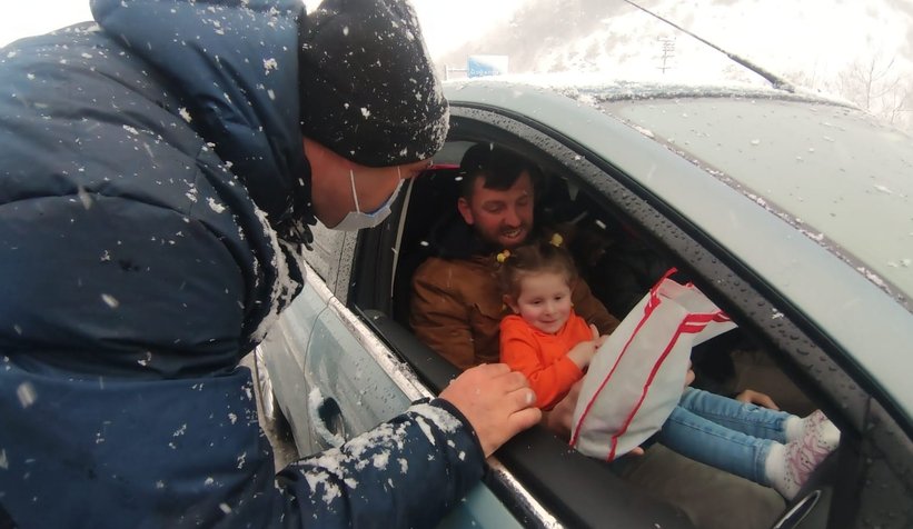 Kazada yol kapandı, Vali kumanya ve battaniye dağıttı