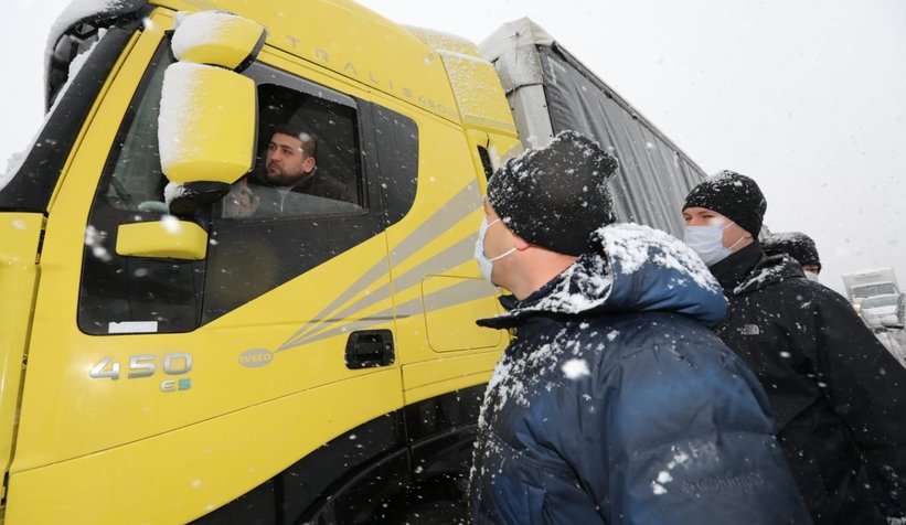 Kazada yol kapandı, Vali kumanya ve battaniye dağıttı