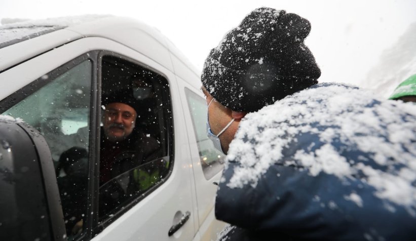 Kazada yol kapandı, Vali kumanya ve battaniye dağıttı