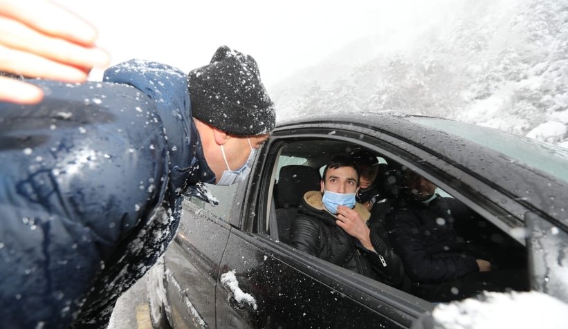 Kazada yol kapandı, Vali kumanya ve battaniye dağıttı
