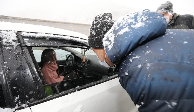 Kazada yol kapandı, Vali kumanya ve battaniye dağıttı
