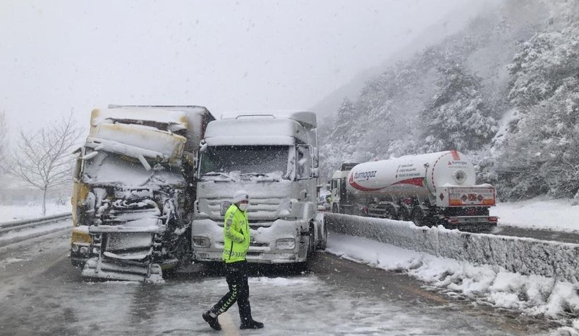 Kazada yol kapandı, Vali kumanya ve battaniye dağıttı