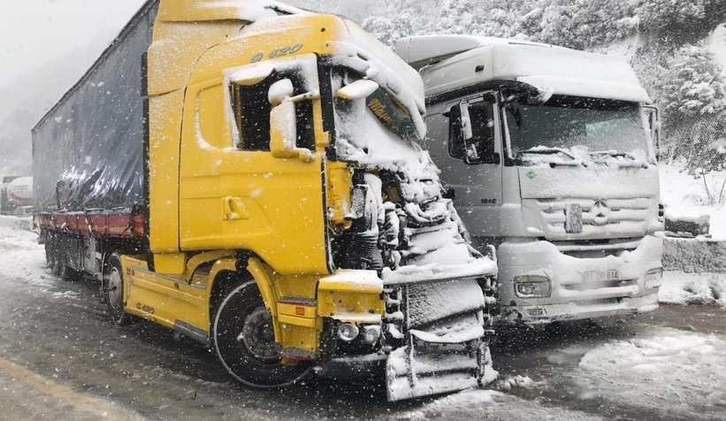 Kazada yol kapandı, Vali kumanya ve battaniye dağıttı