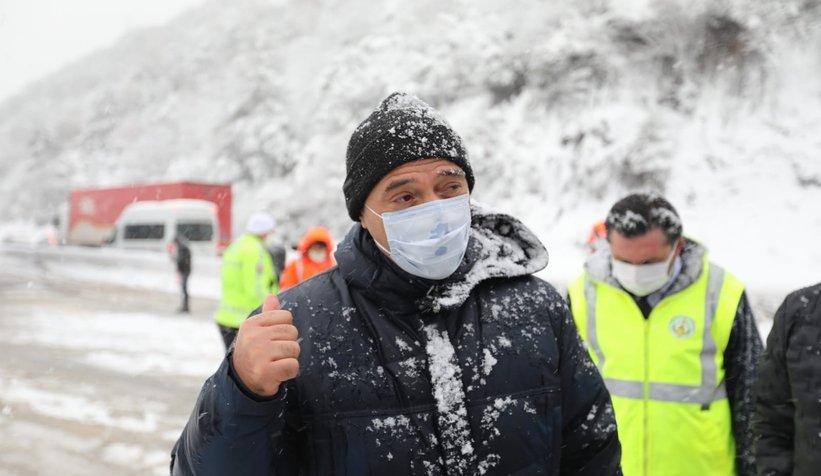 Kazada yol kapandı, Vali kumanya ve battaniye dağıttı