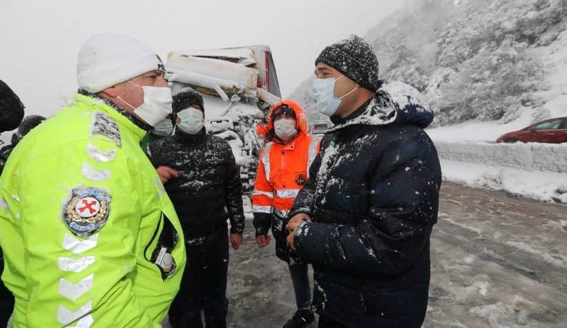 Kazada yol kapandı, Vali kumanya ve battaniye dağıttı