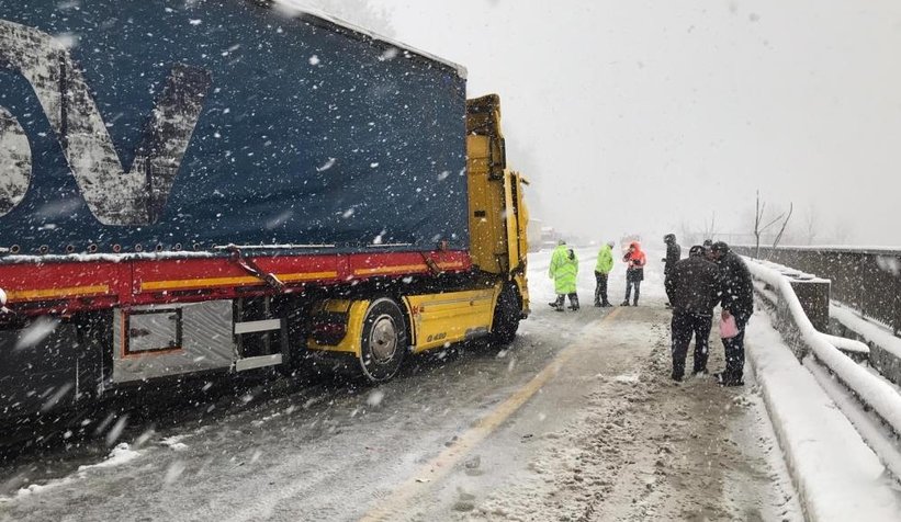 Kazada yol kapandı, Vali kumanya ve battaniye dağıttı