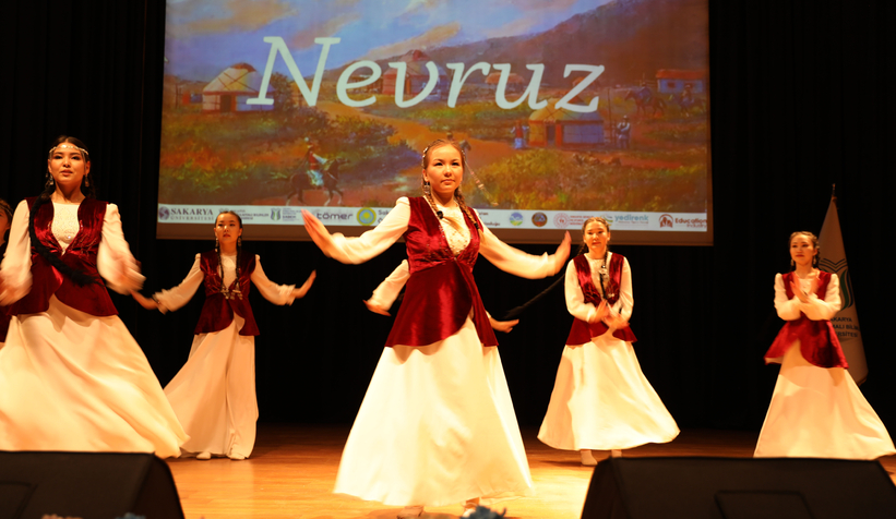 kazak-ogrenciler-nevruzun-gelisini-coskuyla-kutladilaranqzbezcb1