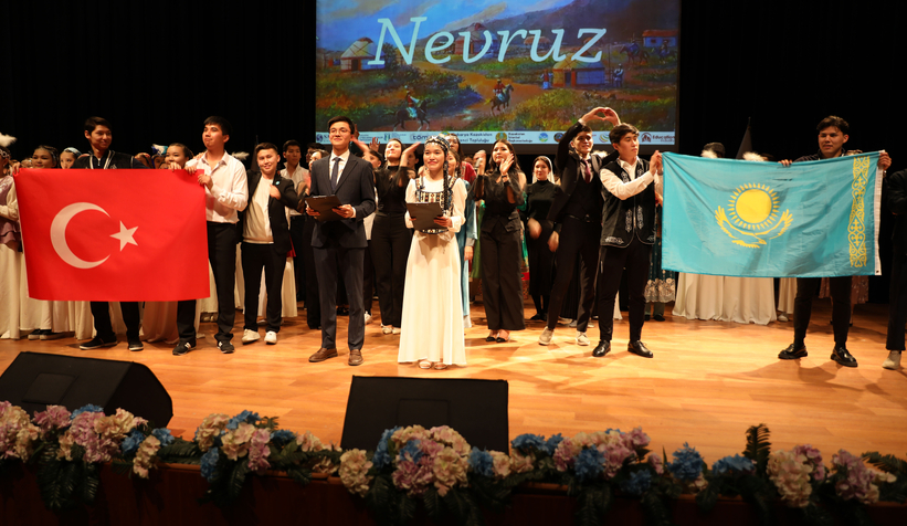 kazak-ogrenciler-nevruzun-gelisini-coskuyla-kutladilaranqzbezcb1