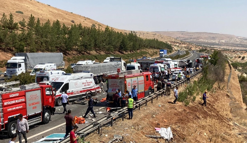 Kazaya müdahale eden ekiplere otobüs çarptı: 16 ölü