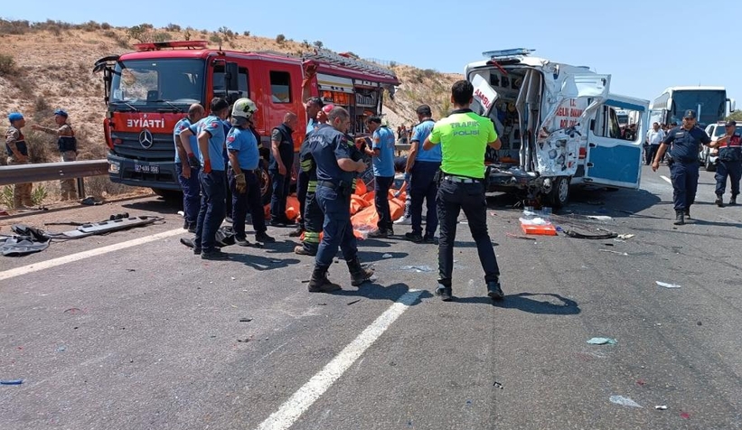 Kazaya müdahale eden ekiplere otobüs çarptı: 16 ölü
