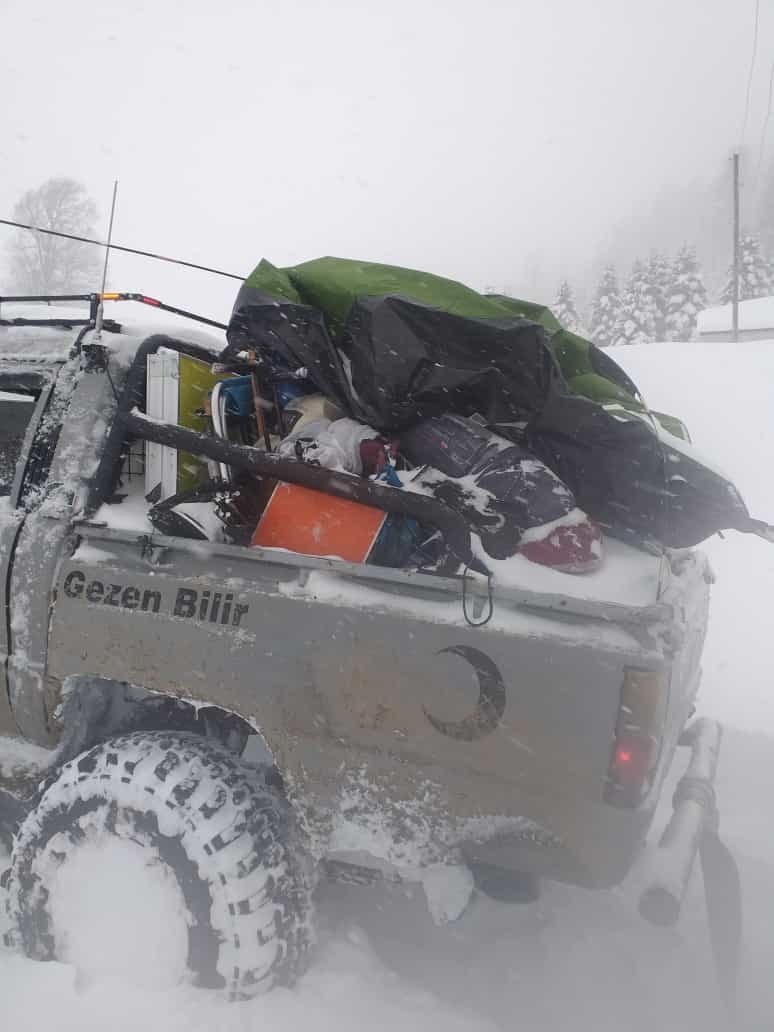 Kampçılar 14 saatte donmak üzereyken kurtarıldılar