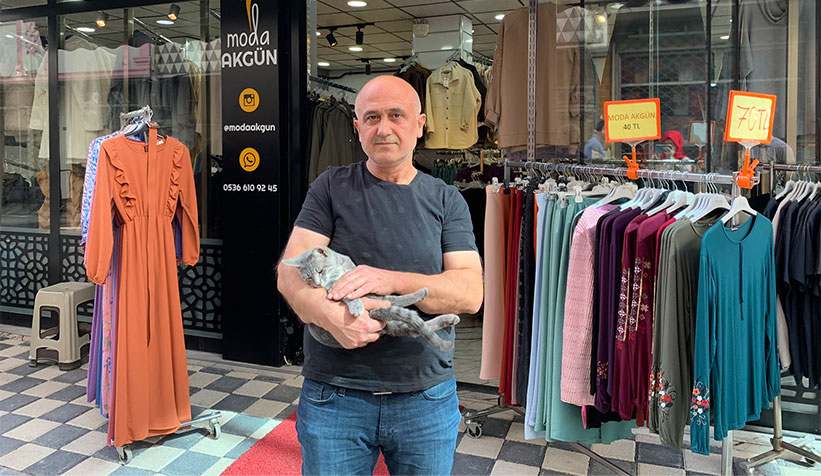 kedi-magazadaki-elbiseyi-goturduv0lum2d1nm