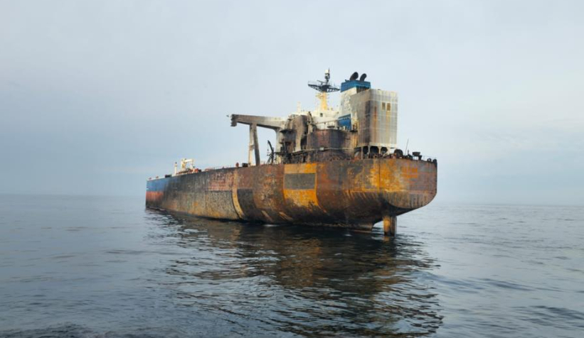 kefken-aciklarinda-vurulan-gemiden-yakit-siziyoryvzxvxv5t3