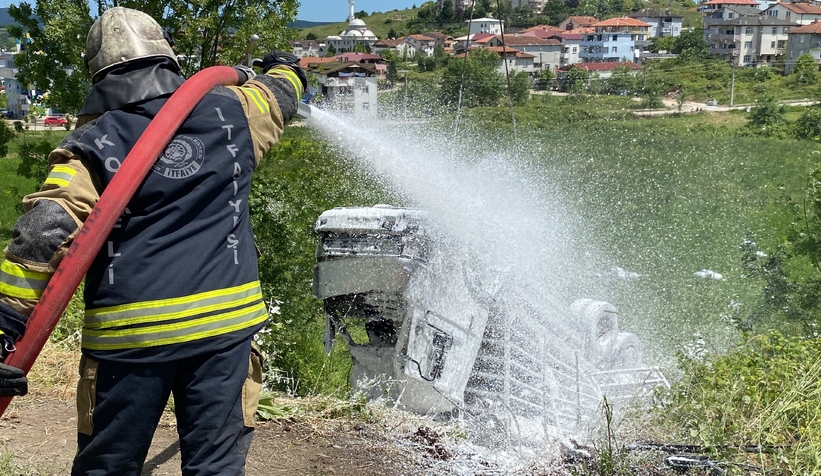 kefken-yolunda-feci-kaza-1-i-agir-5-yaralibdllau5fcw