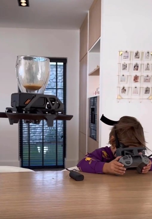 Kenan'ın oğlu anne ve babasına dron ile kahve servisi yaptı