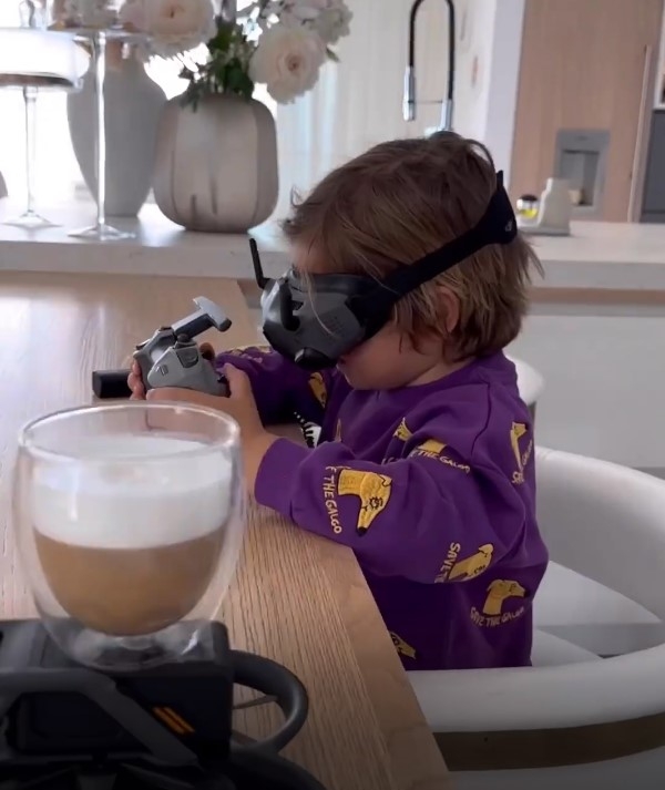 Kenan'ın oğlu anne ve babasına dron ile kahve servisi yaptı