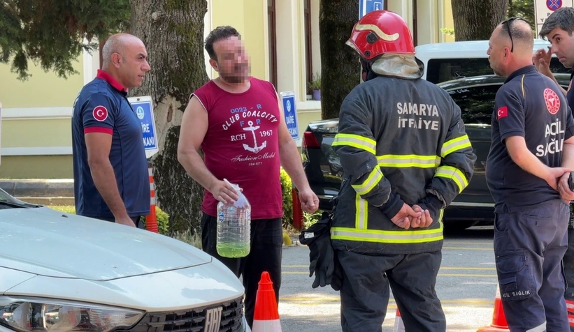 Kendini yakmakla tehdit etti, ekipleri görünce benzini motosiklete doldurdu