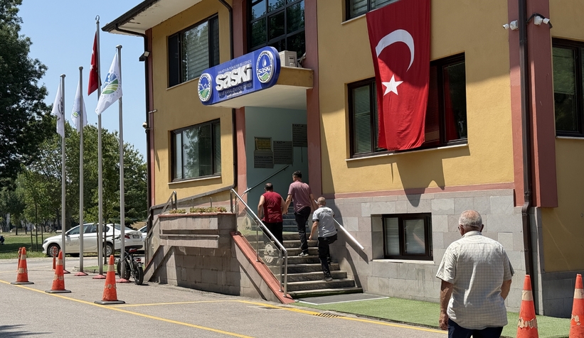 Kendini yakmakla tehdit etti, ekipleri görünce benzini motosiklete doldurdu