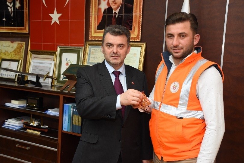 Kendisini ısıran köpeğe şefkatle yaklaşmıştı, ödül aldı