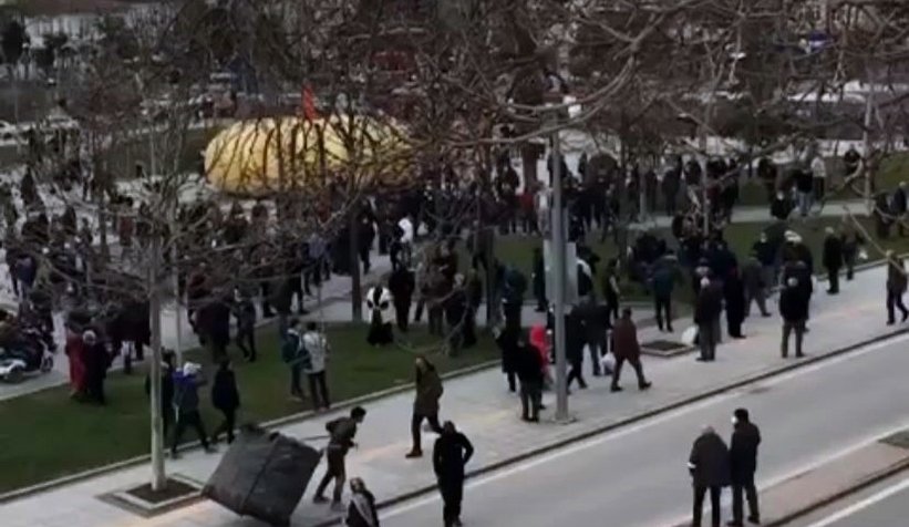 Kentin göbeğinde tartıştığı kişiyi vurdu