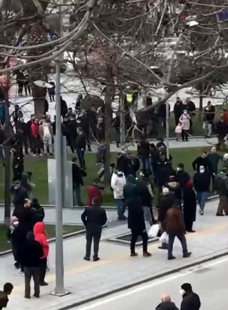 Kentin göbeğinde tartıştığı kişiyi vurdu