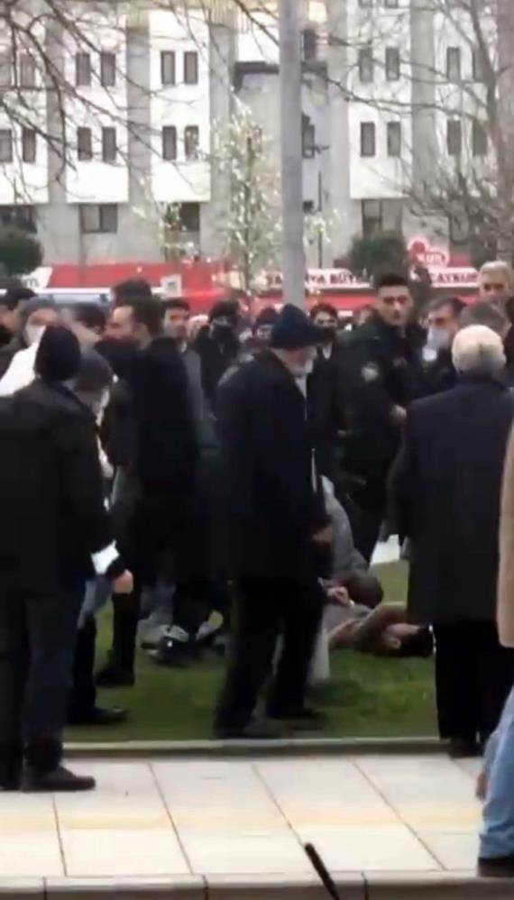 Kentin göbeğinde tartıştığı kişiyi vurdu