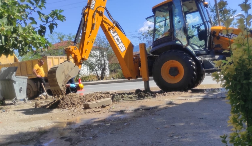 Kepçe kalboyu kopardı Akyazı elektriksiz kaldı