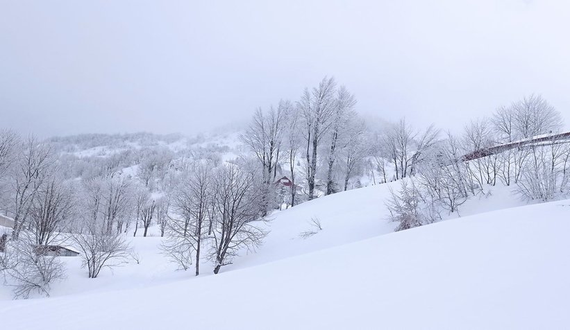 Keremali'de evler kar altında kalmak üzere