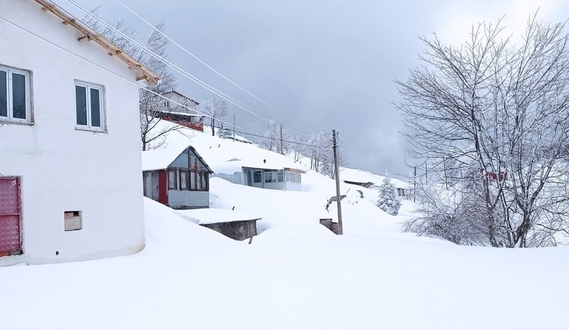 Keremali'de evler kar altında kalmak üzere