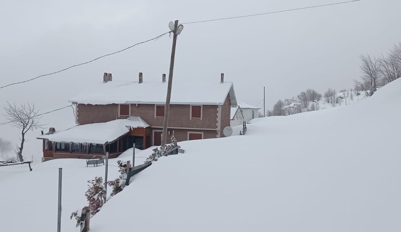 Keremali'de evler kar altında kalmak üzere