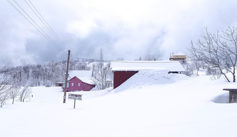 Keremali'de evler kar altında kalmak üzere