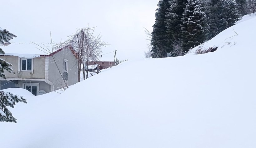Keremali'de evler kar altında kalmak üzere