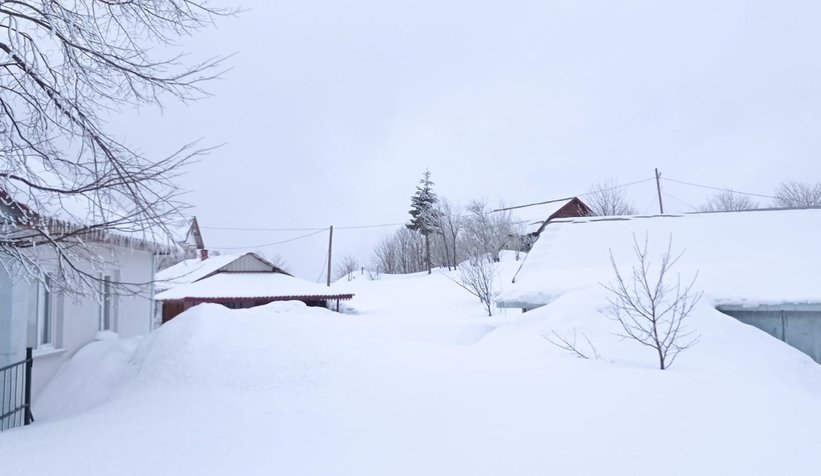 Keremali'de evler kar altında kalmak üzere