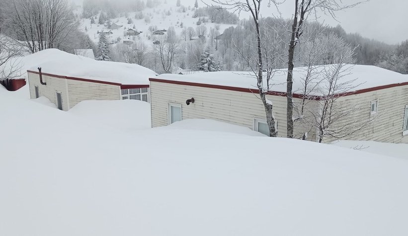 Keremali'de evler kar altında kalmak üzere